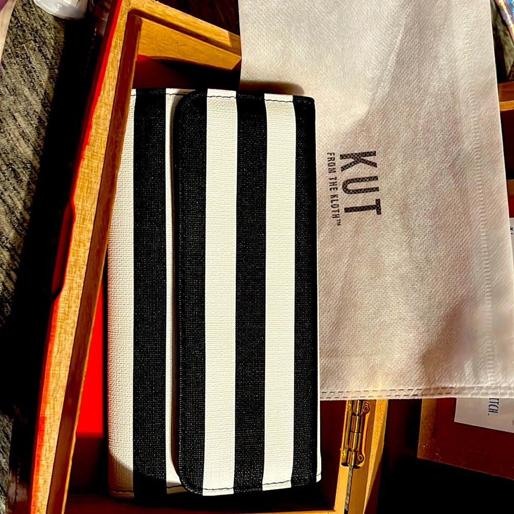 Brand new Kut from the Kloth Tri-fold ladies bill and 8 slots for cards.